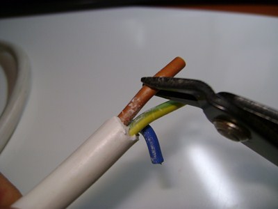 Remove_insulation_at_cable_1.JPG